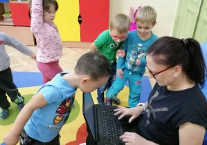 dzieci poznają budowę komputera